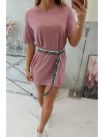 Šaty s ozdobným páskem tmavě růžové Šaty s ozdobným páskem tmavě růžové