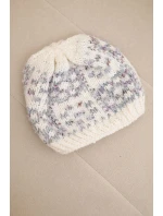 Dámska zimná čiapka s farebným vláknom a hrubou pletenou nášivkou K355 biela+tmavosivá+fialová