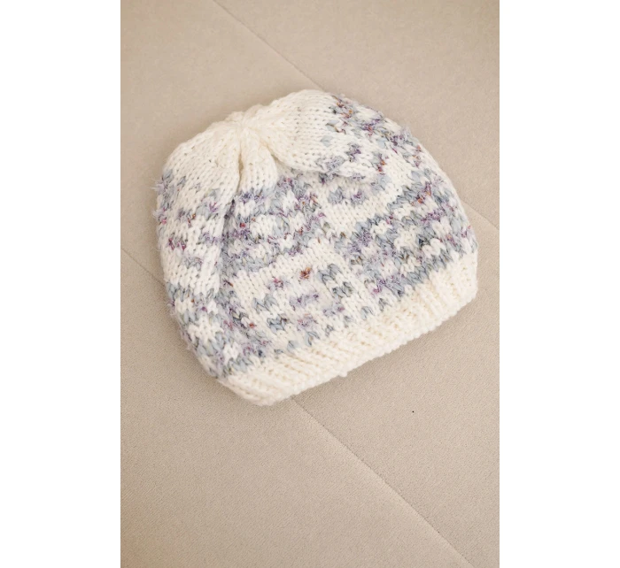 Dámska zimná čiapka s farebným vláknom a hrubou pletenou nášivkou K355 biela+tmavosivá+fialová