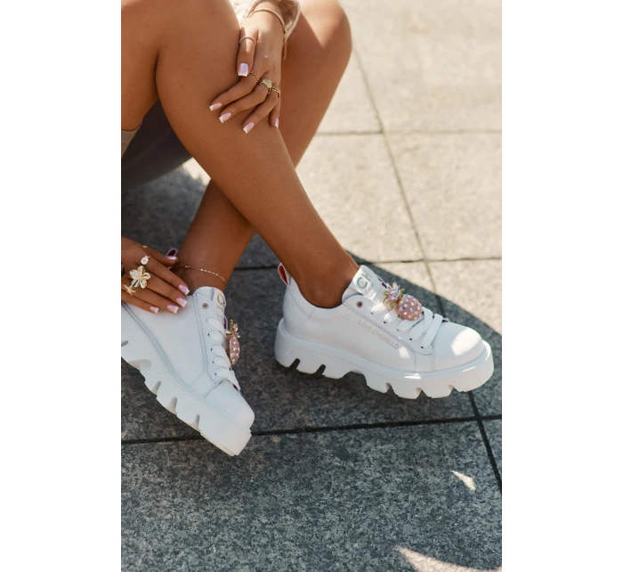 Kožené tenisky s ozdobnou broží  bílé model 21694817 - CheBello