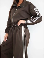 Dámský bavlněný komplet s oversized kalhotami a kontrastními lampasy hnědý Dámský bavlněný komplet s oversized kalhotami a kontrastními lampasy hnědý