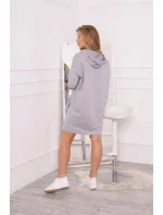 Šedé šaty s kapucí Šedé šaty s kapucí