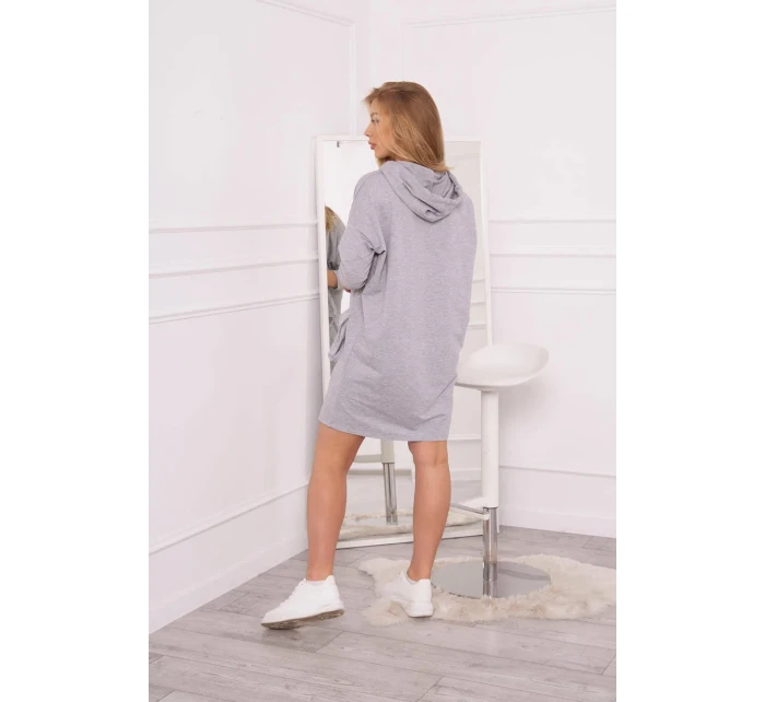 Šedé šaty s kapucí Šedé šaty s kapucí