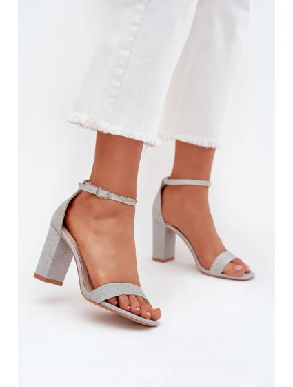 Sandále na podpätku model 215641 Vykročte štýlovo Sandále na podpätku model 215641 Vykročte štýlovo