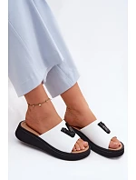 Kožené dámské pantofle s písmenem V na platformě Vinceza 66950 bílé