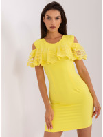 Žlté mini koktejlové šaty s volánom