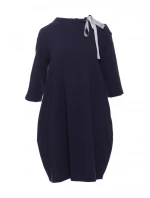 model 18001778 Oversized šaty s páskem na zavazování tmavě modré - BeWear model 18001778 Oversized šaty s páskem na zavazování tmavě modré - BeWear