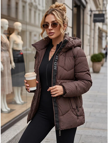Kurtka damska zimowa pikowana z kapturem brązowa model 22365023 - FashionStreet Kurtka damska zimowa pikowana z kapturem brązowa model 22365023 - FashionStreet
