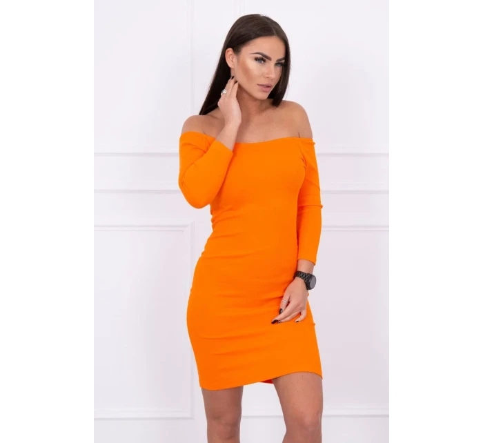 Pruhované vypasované šaty v oranžovej farbe