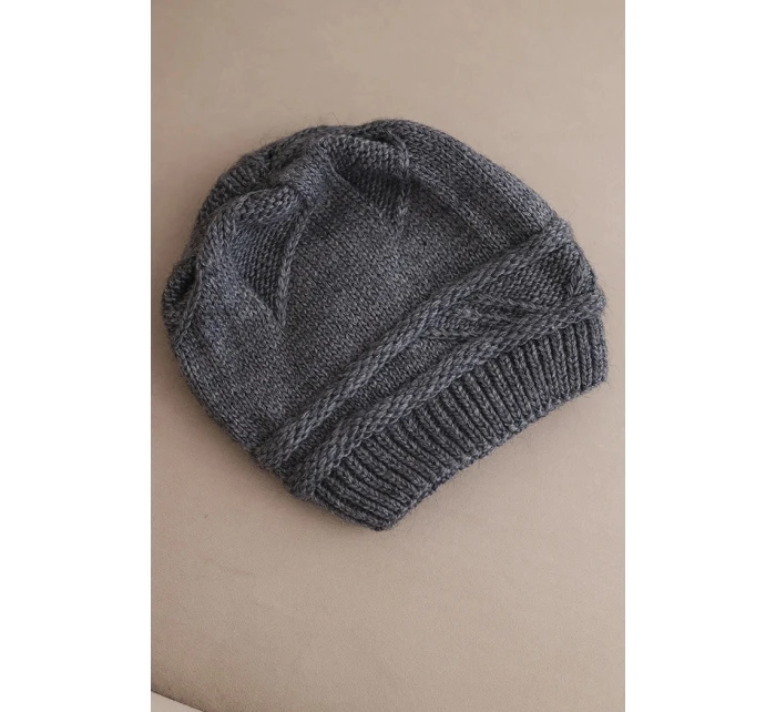 Dámska zimná čiapka z vlny a s pleteným vzorom K428 graphite Dámska zimná čiapka z vlny a s pleteným vzorom K428 graphite