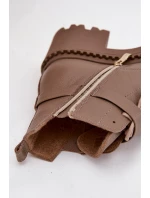 Kožené dámské kotníkové boty na klínu s ozdobným páskem zateplené model 21710528 tmavě béžové - Zazoo