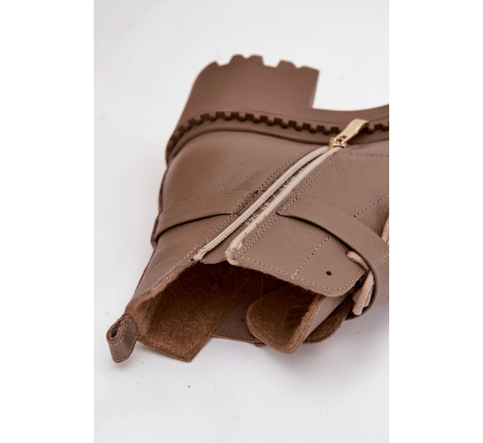 Kožené dámské kotníkové boty na klínu s ozdobným páskem zateplené model 21710528 tmavě béžové - Zazoo