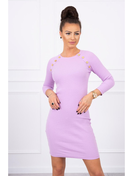 Šaty s ozdobnými gombíkmi fialovej