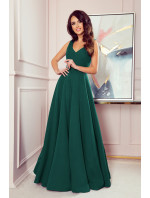 Dlouhé dámské šaty v lahvově zelené barvě s výstřihem model 17009607 - numoco