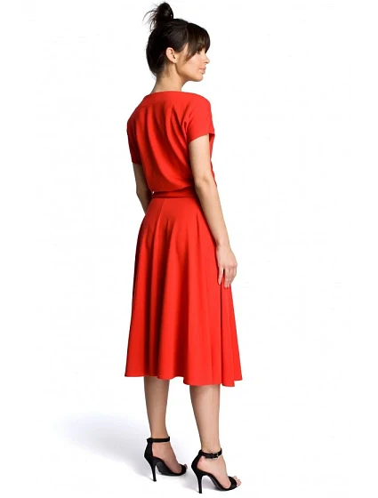 model 18001770 Rozšířené šaty červené - BeWear model 18001770 Rozšířené šaty červené - BeWear