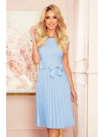 LILA Světle modré dámské plisované šaty s krátkými rukávy model 15433012 - numoco LILA Světle modré dámské plisované šaty s krátkými rukávy model 15433012 - numoco