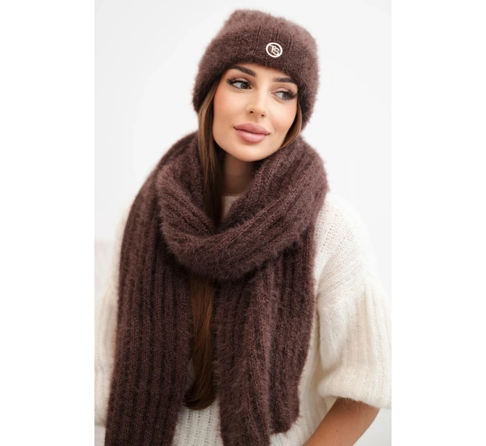 Súprava dámskeho klobúka a dlhého šálu z mäkkej priadze hnedej farby Súprava dámskeho klobúka a dlhého šálu z mäkkej priadze hnedej farby