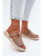 Semišové dámské pantofle na platformě se zlatou přezkou tmavě béžové Zemela