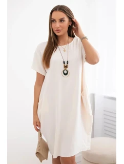 Šaty s vreckami a príveskom svetlo béžovej farby