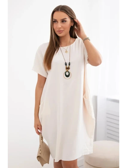 Šaty s vreckami a príveskom svetlo béžovej farby Šaty s vreckami a príveskom svetlo béžovej farby