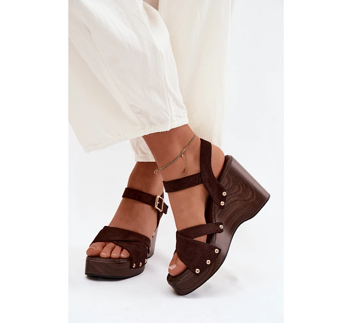 Dámské sandály na platformě se zlatými přezkami Čokoládové model 22122855 - Boto