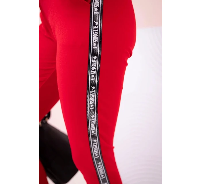 Dámske tepláky s opaskom a šnúrkou na stiahnutie červené