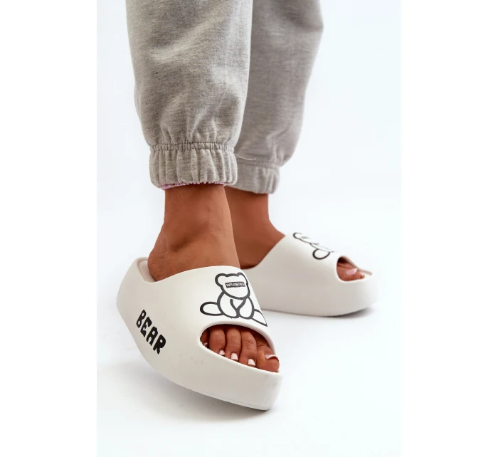 Piankowe Klapki Damskie Na Masywnej Podeszwie Z Misiem Białe Lamira
