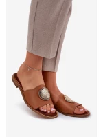 model 21686332 Kožené Pantofle Na Plochém Podpatku S Dekorací Camel - Zazoo