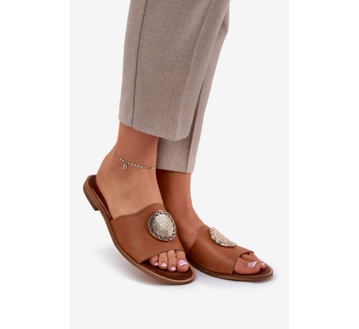 model 21686332 Kožené Pantofle Na Plochém Podpatku S Dekorací Camel - Zazoo