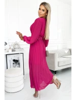 KLARA Dámské plisované šaty ve fuchsiové barvě s výstřihem a opaskem model 18389581 - numoco basic KLARA Dámské plisované šaty ve fuchsiové barvě s výstřihem a opaskem model 18389581 - numoco basic