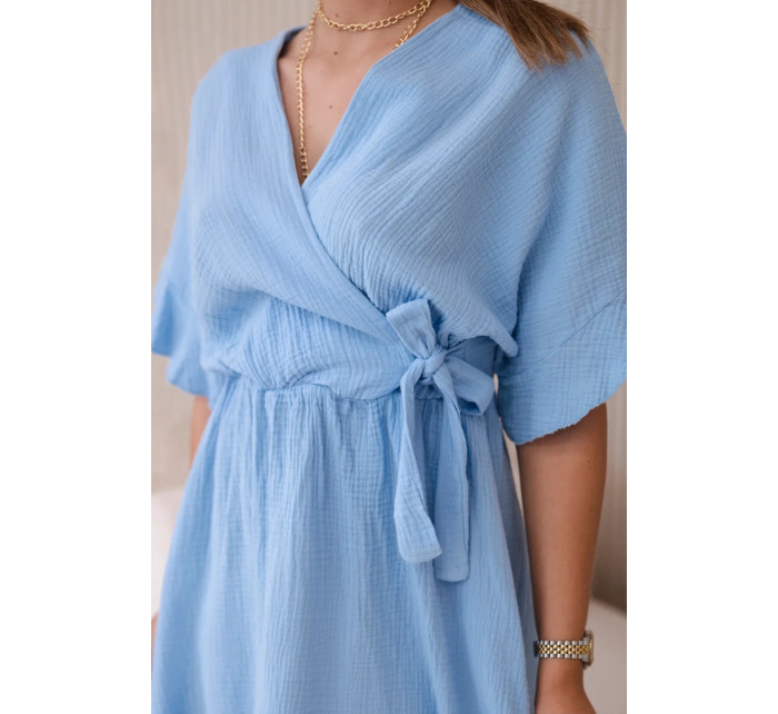 Mušelínové šaty s pasem modrý
