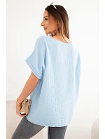 Dámska bavlnená blúzka oversize s výstrihom do V a čipkou modrá Dámska bavlnená blúzka oversize s výstrihom do V a čipkou modrá