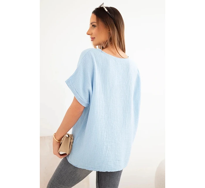 Dámska bavlnená blúzka oversize s výstrihom do V a čipkou modrá Dámska bavlnená blúzka oversize s výstrihom do V a čipkou modrá