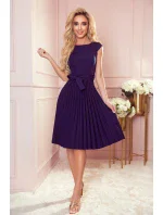 LILA Tmavě modré dámské plisované šaty s krátkými rukávy model 17276548 - numoco LILA Tmavě modré dámské plisované šaty s krátkými rukávy model 17276548 - numoco