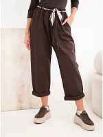 Kalhoty dámské z model 22403071 volné s vázáním hnědé - K-Fashion Kalhoty dámské z model 22403071 volné s vázáním hnědé - K-Fashion