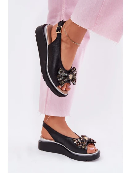 Dámské kožené sandály na klínu s mašlí model 21701827 černé - Zazoo Dámské kožené sandály na klínu s mašlí model 21701827 černé - Zazoo