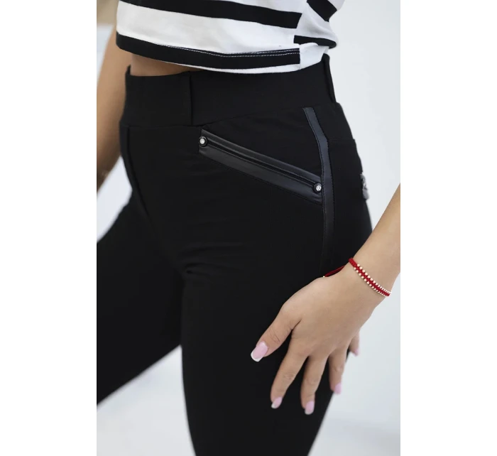 Nohavice s lemom na vrecku v čiernej farbe