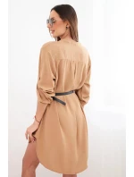 Šaty s dlhším chrbtom a opaskom svetlej ťavej farby