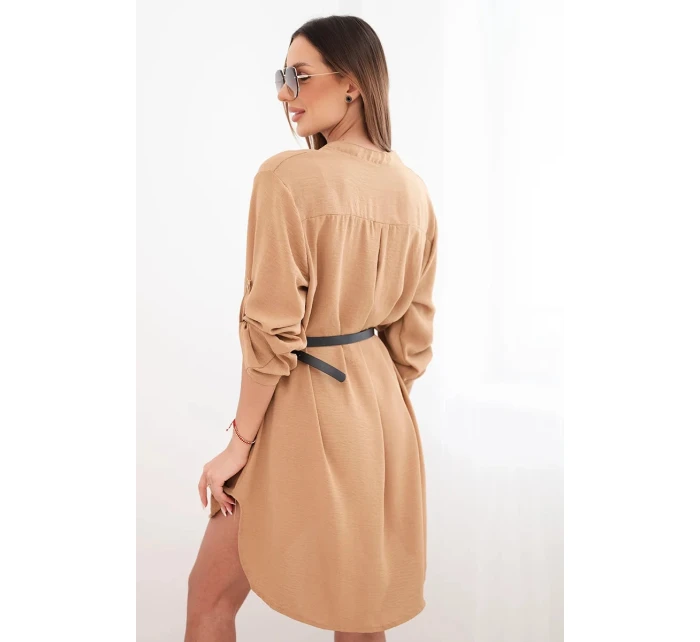 Šaty s dlhším chrbtom a opaskom svetlej ťavej farby