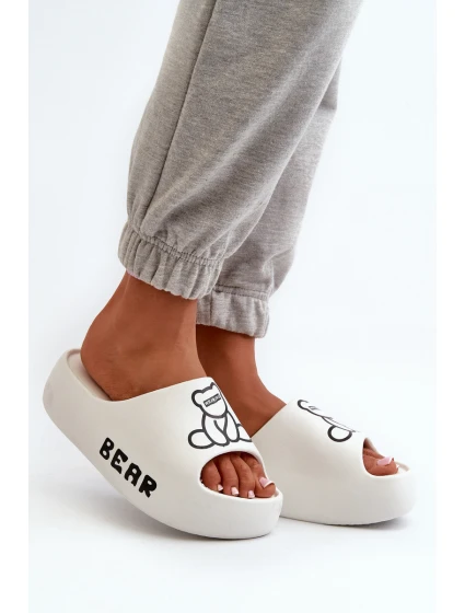 Piankowe Klapki Damskie Na Masywnej Podeszwie Z Misiem Białe Lamira