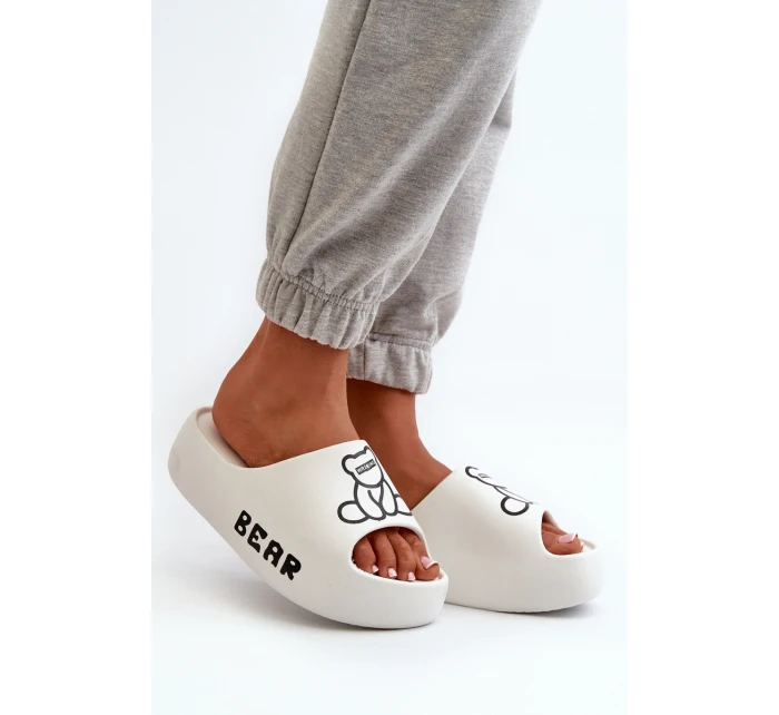 Piankowe Klapki Damskie Na Masywnej Podeszwie Z Misiem Białe Lamira