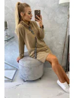 Ťavie šaty s kravatou Ťavie šaty s kravatou