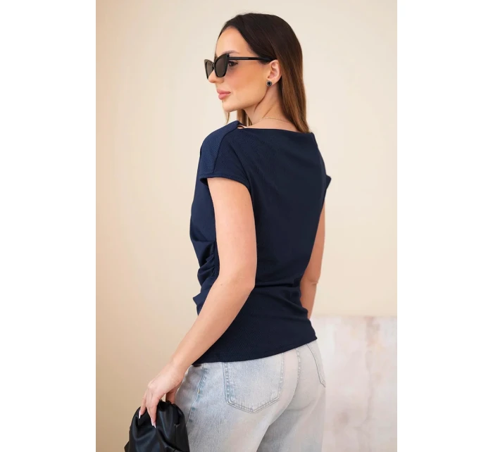 Dámska rebrovaná blúzka z viskózy s vodopádovým výstrihom a volánmi tmavomodrá