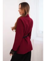 Dámský sako s páskem a krajkovým model 21774839 rukávů bordová - K-Fashion