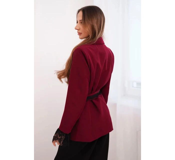 Dámský sako s páskem a krajkovým model 21774839 rukávů bordová - K-Fashion