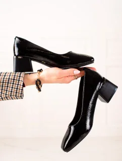 Zaujímavé čierne dámske lodičky na širokom podpätku