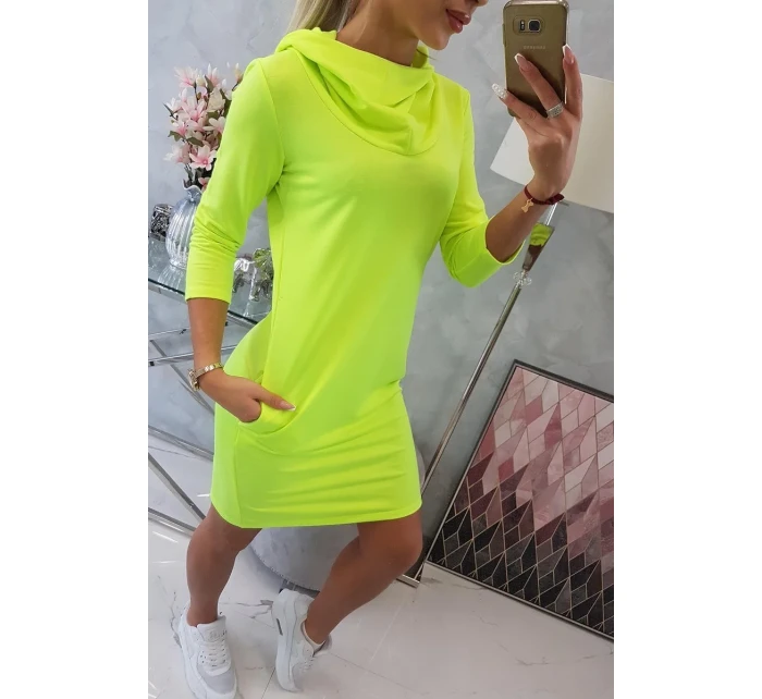 Šaty s kapucí a kapsami žluté neonové barvy Šaty s kapucí a kapsami žluté neonové barvy