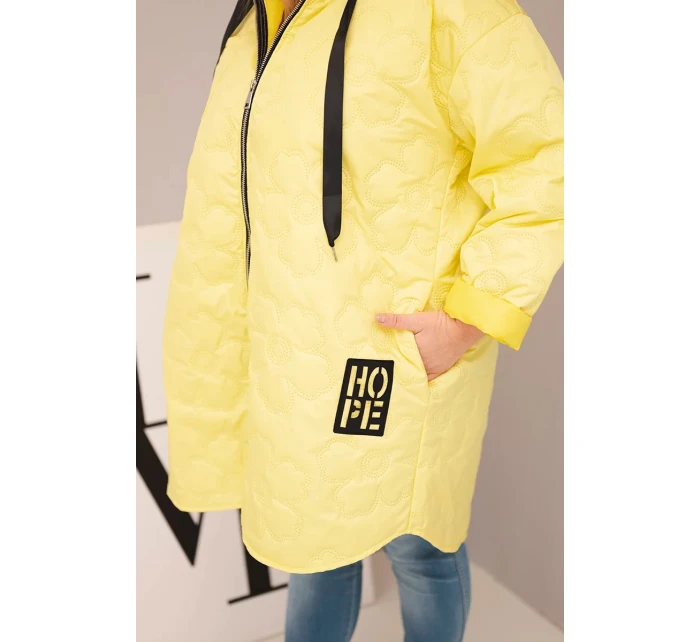 Dámská bunda Plus Size prošívaná s kapucí a nápisem model 21808667 žlutá - K-Fashion Dámská bunda Plus Size prošívaná s kapucí a nápisem model 21808667 žlutá - K-Fashion