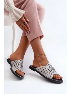 Lesklé dámske ploché papuče so strieborným lemovaním Ebirena