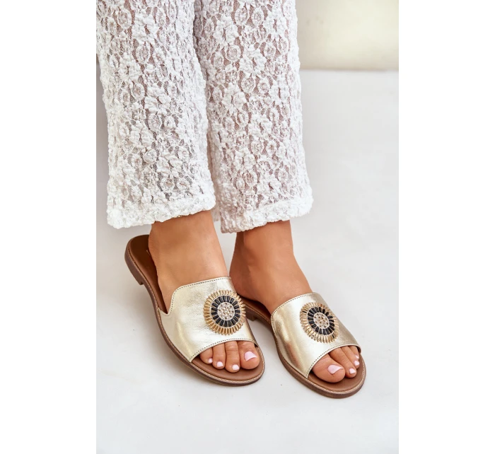 Kožené sandály s ozdobou na plochém podpatku Zazoo model 21682450 zlaté - Boto Kožené sandály s ozdobou na plochém podpatku Zazoo model 21682450 zlaté - Boto